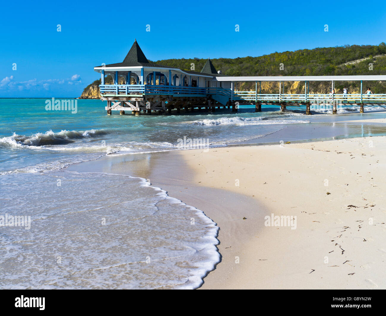 dh Dickenson Bay Beach ANTIGUA Karibik Küste Warri Pier Restaurant West Indies Stockfoto