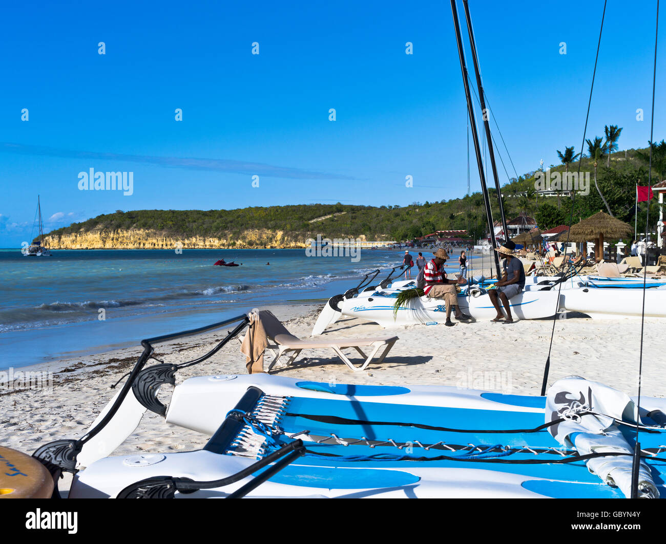 dh Dickenson Bay Strand ANTIGUA CARIBBEAN Westindischen Strand Segelboote zu mieten Stockfoto