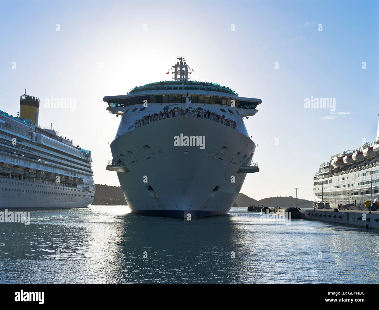 dh St Johns ANTIGUA CARIBBEAN Front Jewel of the Seas Royal Caribbean Passenger Cruise Ship startende Hafeninsel-Schiffe dockten an Stockfoto