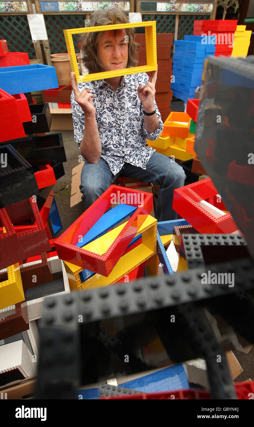 James May sitzt auf einem Stapel lego-Steinen im Denbies Wine Estate in Dorking, Surrey, wo Mitglieder der Öffentlichkeit beim Bau eines großen Hauses helfen, das aus drei Millionen lego-Steinen für „James Mays Toy Stories“ besteht. Stockfoto