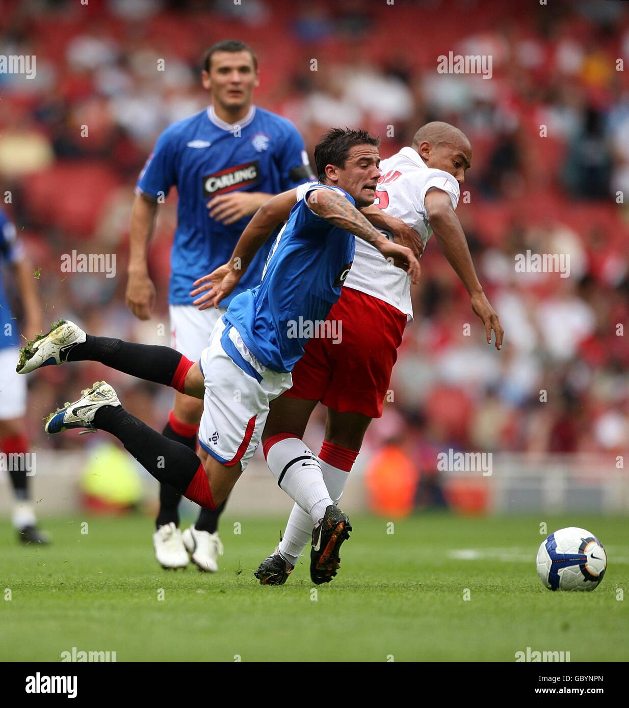 Fußball - Emirates Cup 2009 - Rangers gegen Paris Saint-Germain - Emirates Stadium. Nacho Novo der Rangers geht nach dem Tackle von Loris Arnaud aus Paris Saint-Germain rüber Stockfoto