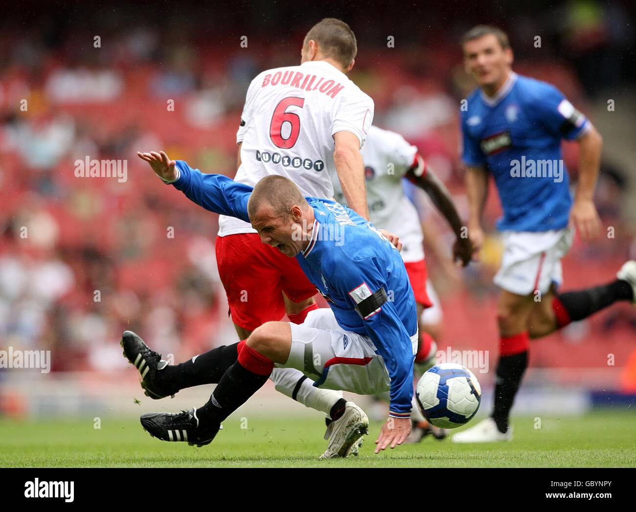 Fußball - Emirates Cup 2009 - Rangers gegen Paris Saint-Germain - Emirates Stadium. Kenny Miller von den Rangers wird von Gregory Bourillon von Paris Saint-Germain angesticht Stockfoto