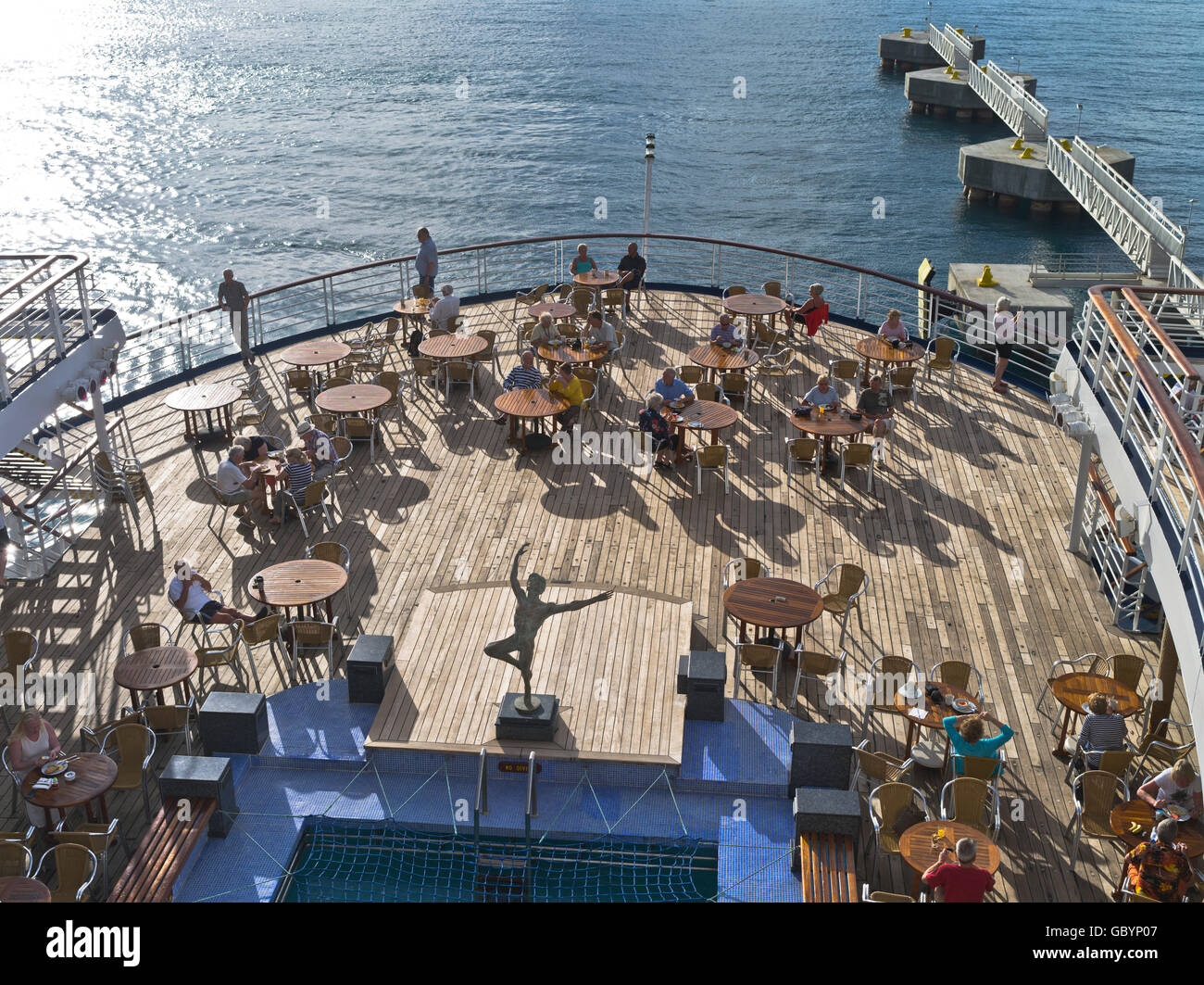 dh Marco Polo Kreuzfahrt Schiff Karibik Aft Deck Passagiere genießen Sie am Abend die Sonne der Karibik an Bord Menschen liner Stockfoto