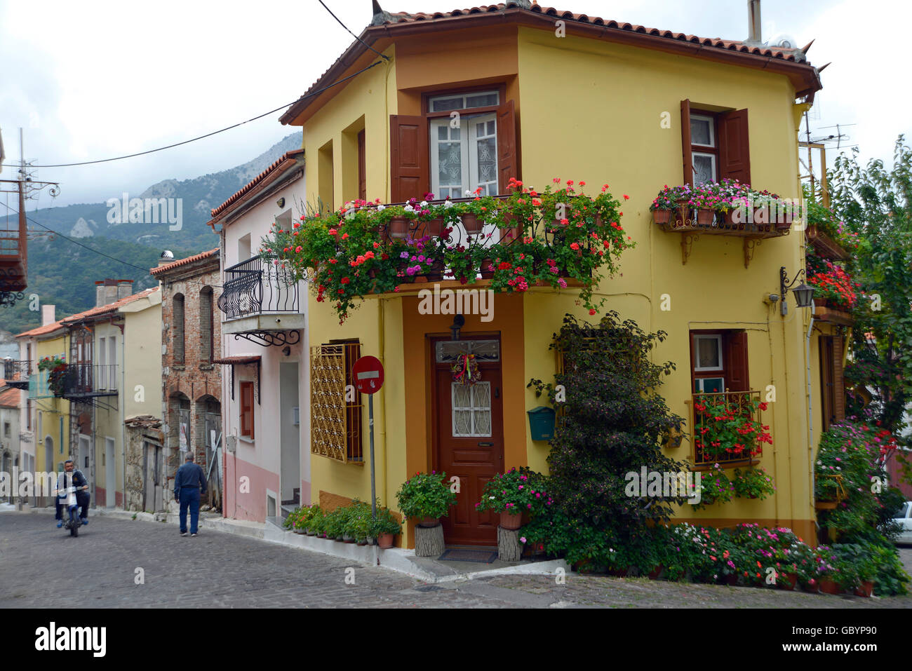 Typisches griechisches Dorf mit farbenfrohe Haus, Agiassos Stockfoto