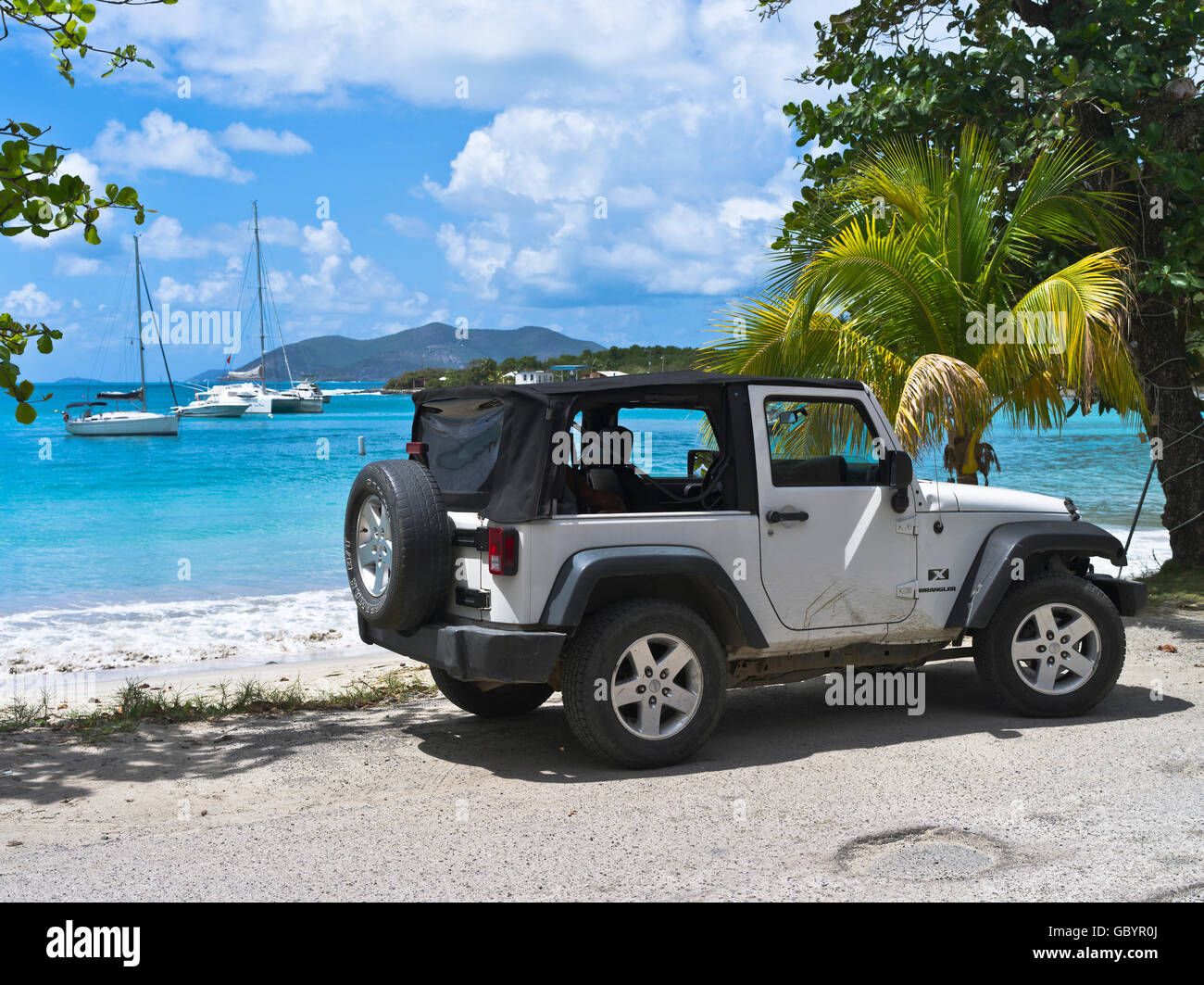 dh Cane Garden Bay TORTOLA CARIBBEAN Autovermietung Wrangler x Chrysler Jeep geparkt am Strand Touring Urlaub Stockfoto