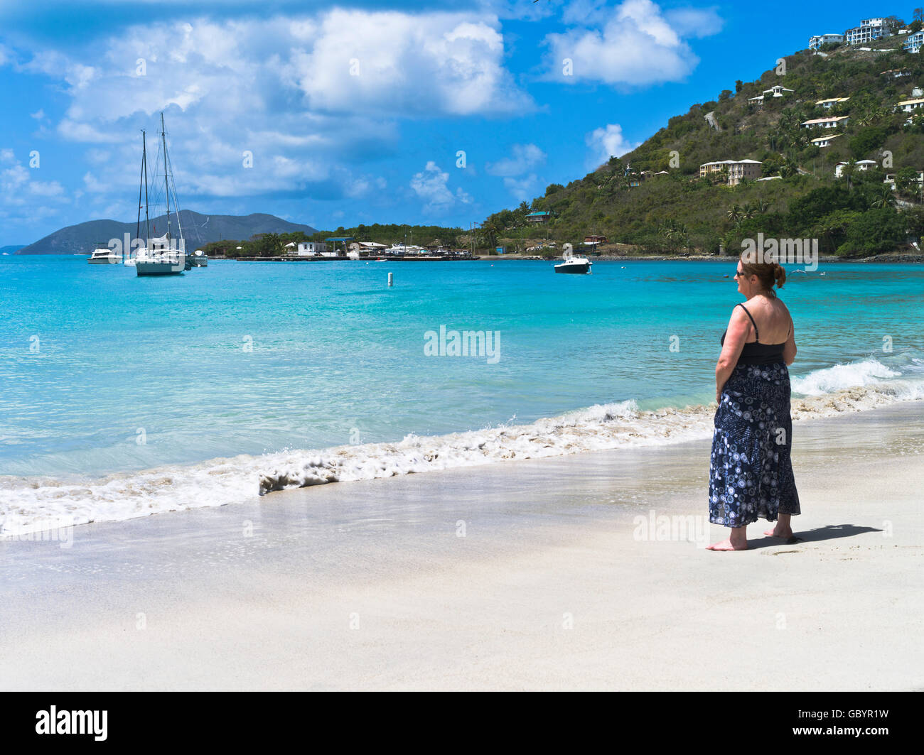 dh Cane Garden Bay TORTOLA karibische Frau Touristenstrand blaue Meer Himmel sand Stockfoto