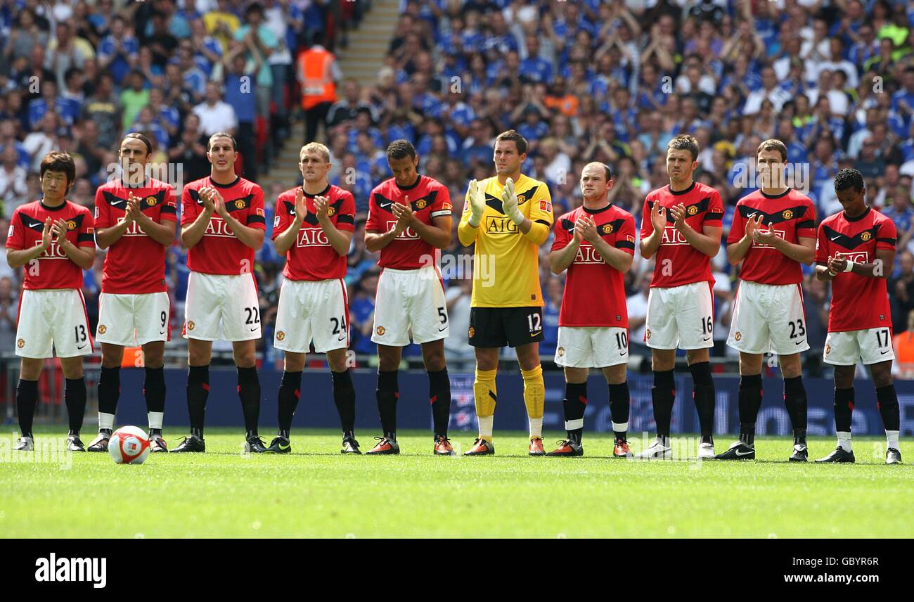 Die Spieler von Manchester United nehmen an einem Minutenapplaus Teil Vor dem Anstoß in Erinnerung an Sir Bobby Robson Stockfoto