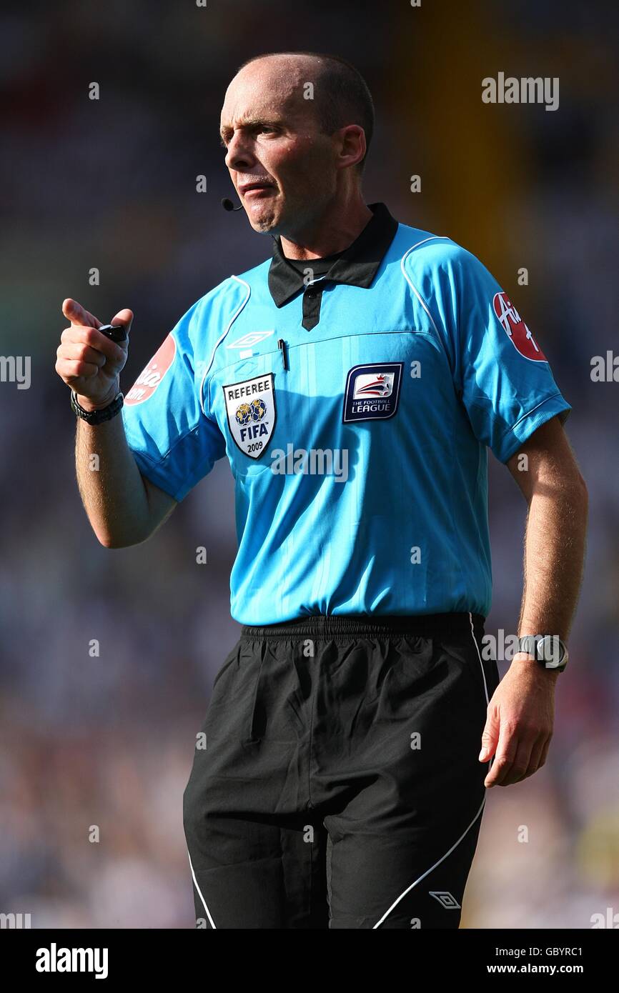 Fußball - Coca-Cola Football League Championship - West Bromwich Albion gegen Newcastle United - The Hawthorns. Mike Dean, Schiedsrichter Stockfoto