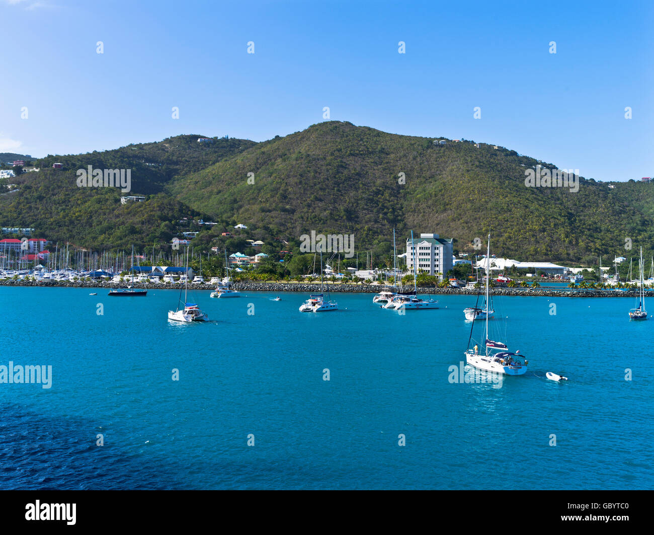 dh-Road Town TORTOLA Karibischen Luxus-Yacht Boot ankommenden Road Town Marina Segelboot Bvi Segel Stockfoto
