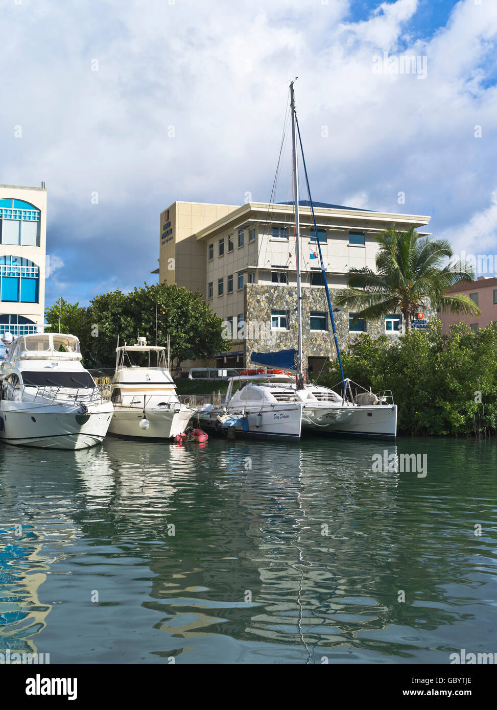 dh Road Town TORTOLA Karibischen Luxus Yacht Marina Anchorage und Banco Popular Bank building Stockfoto