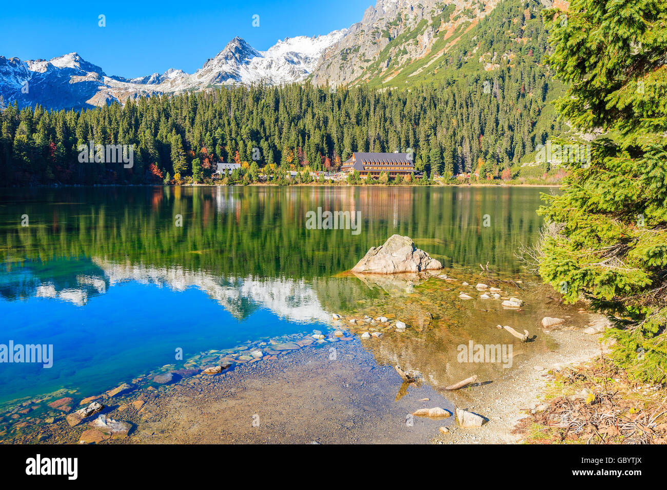 Reflexion der Berge Popradske See in herbstlichen Farben der hohen Tatra, Slowakei Stockfoto