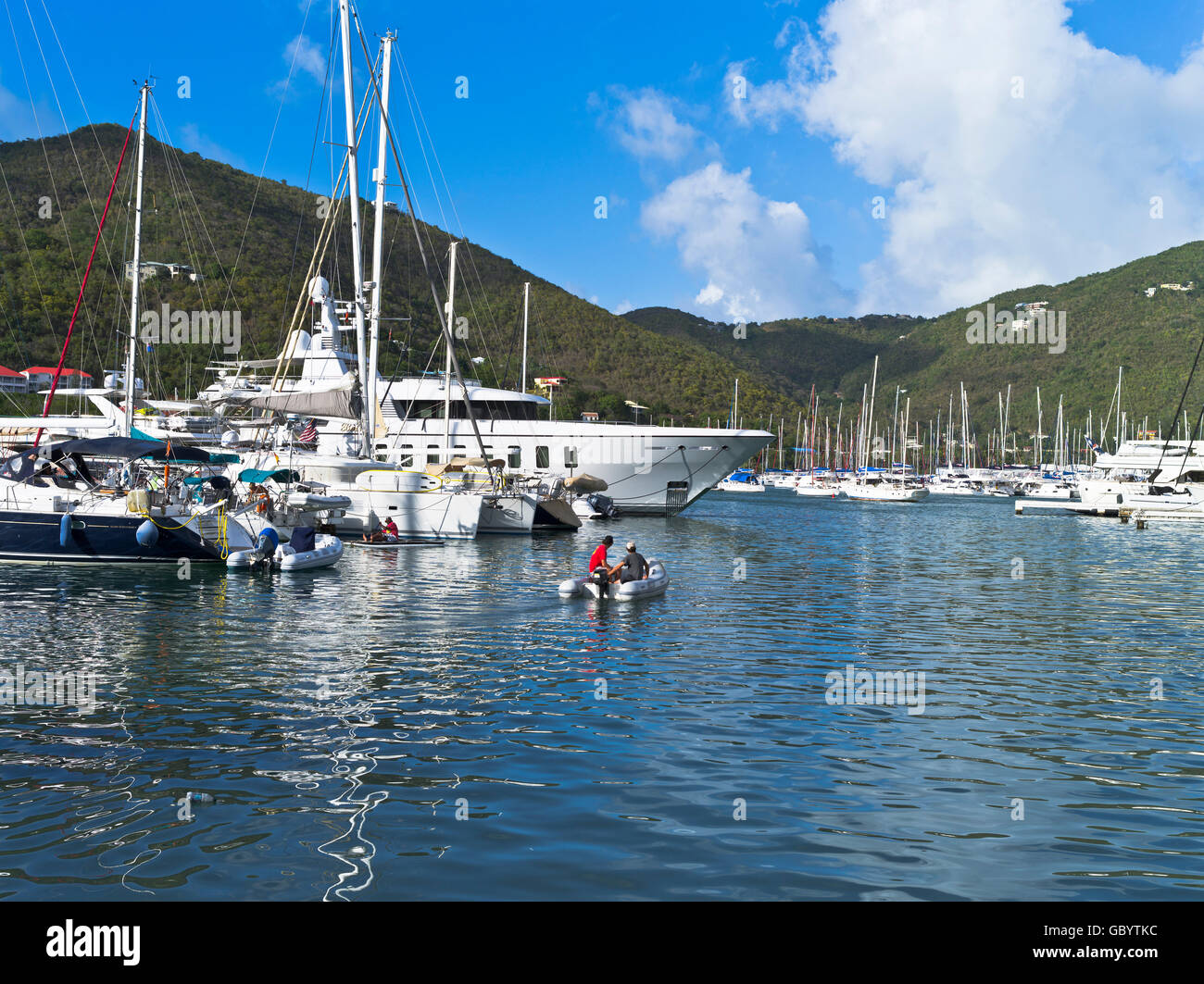 dh Road Town TORTOLA Karibik aufblasbare Schlauchboot Luxus Yacht Marina Anchorage Bvi Westindien Stockfoto