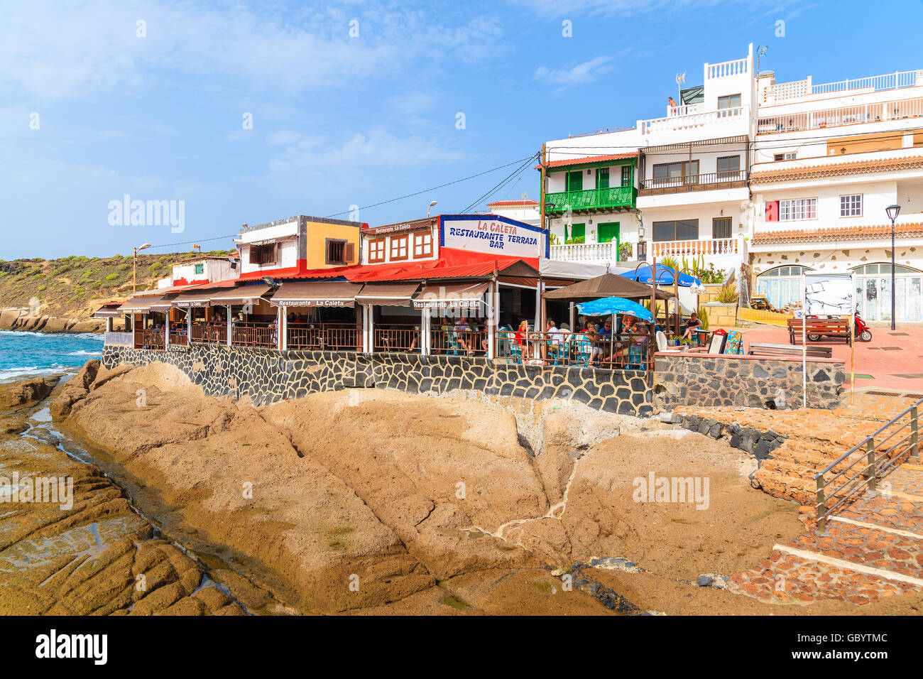 LA CALETA, Teneriffa - 14. November 2015: Restaurant in La Caleta Fischerdorf an der Südküste von Teneriffa, Kanarische Inseln, Spanien. Stockfoto