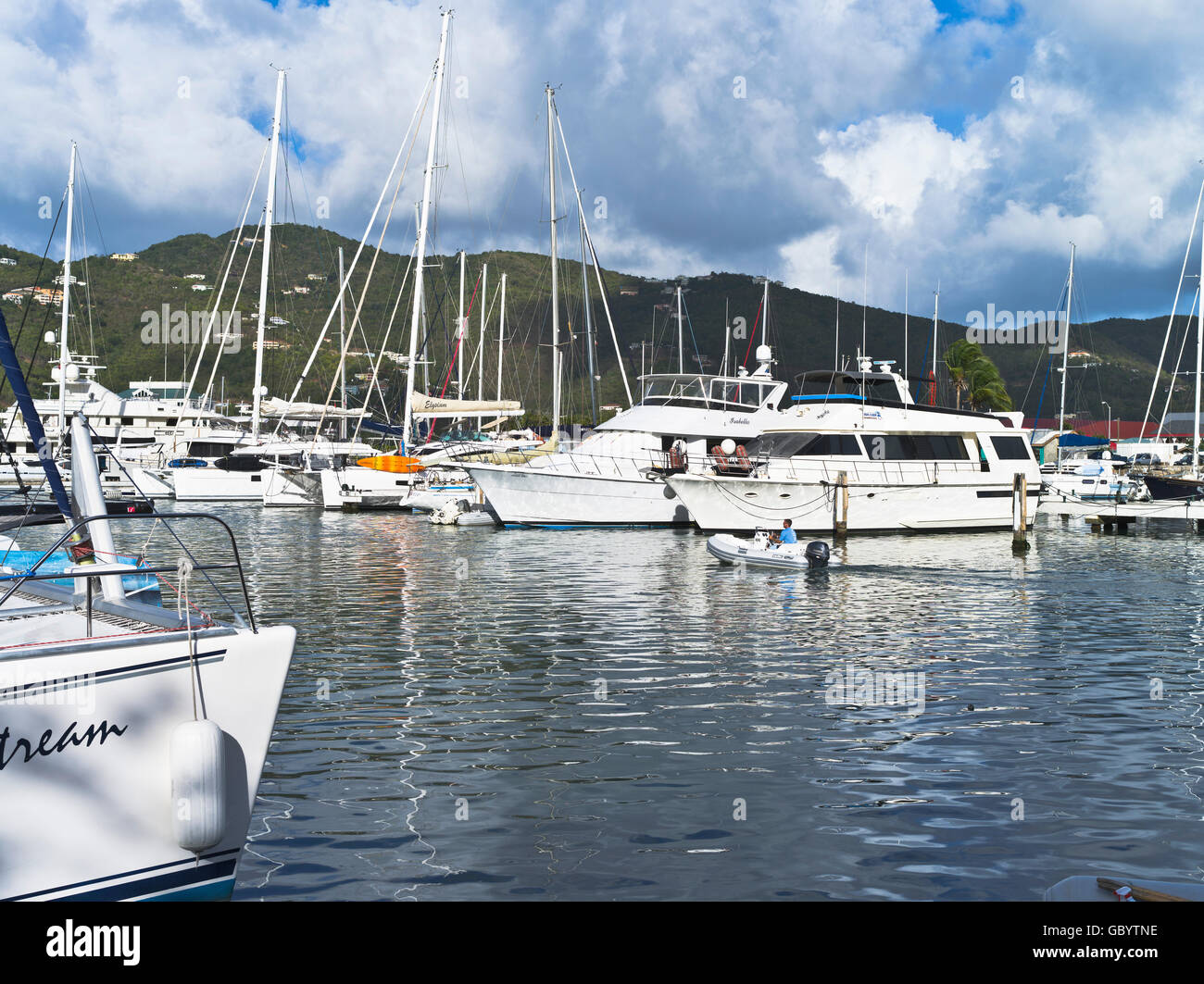 dh Road Town TORTOLA Karibik Jolle Luxus Yacht Marina Anchorage British Virgin Islands tortola Stockfoto