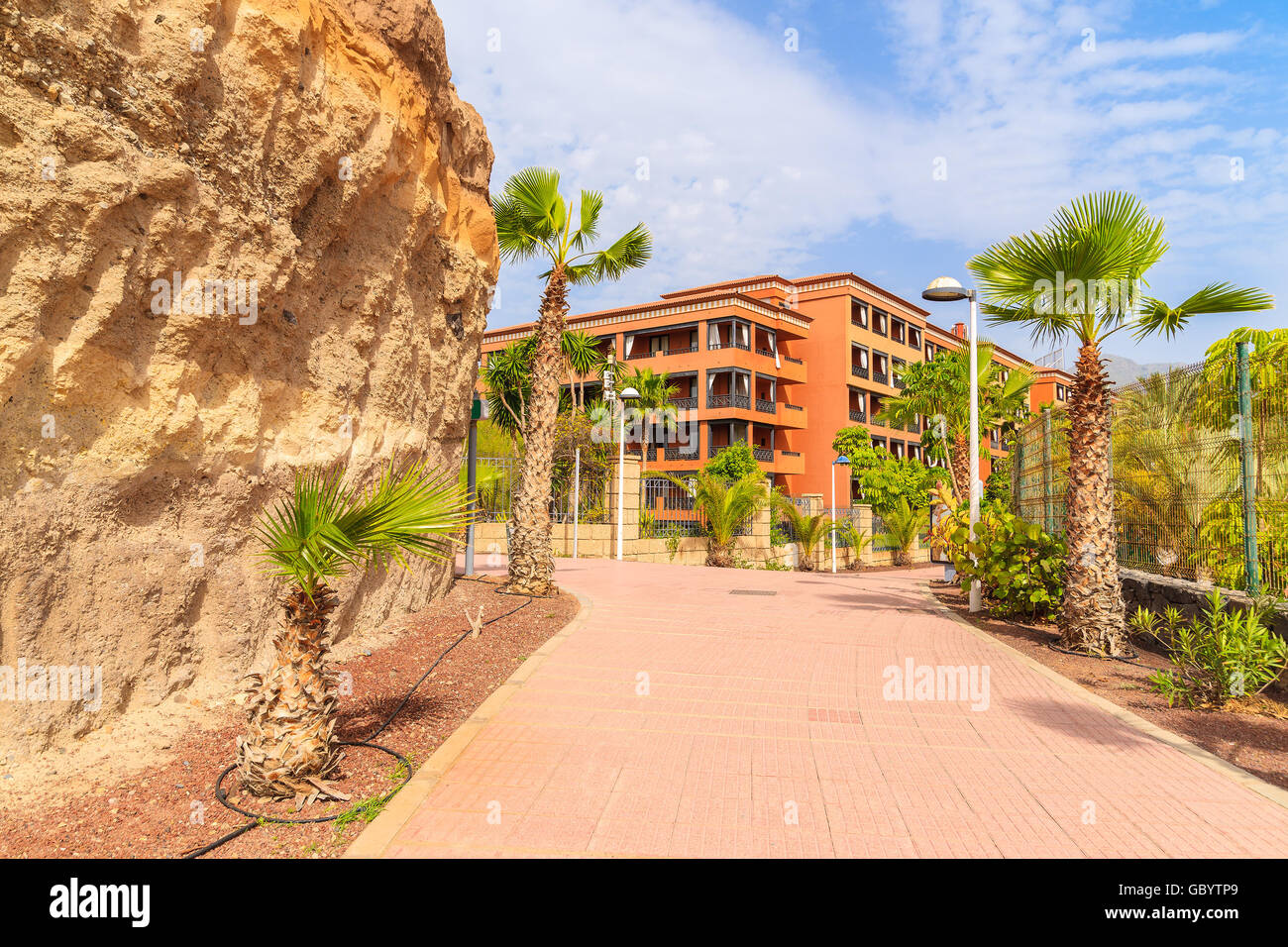 Tropischen Promenade mit Hotelgebäude im Hintergrund in Costa Adeje Stadt, Teneriffa, Kanarische Inseln, Spanien Stockfoto