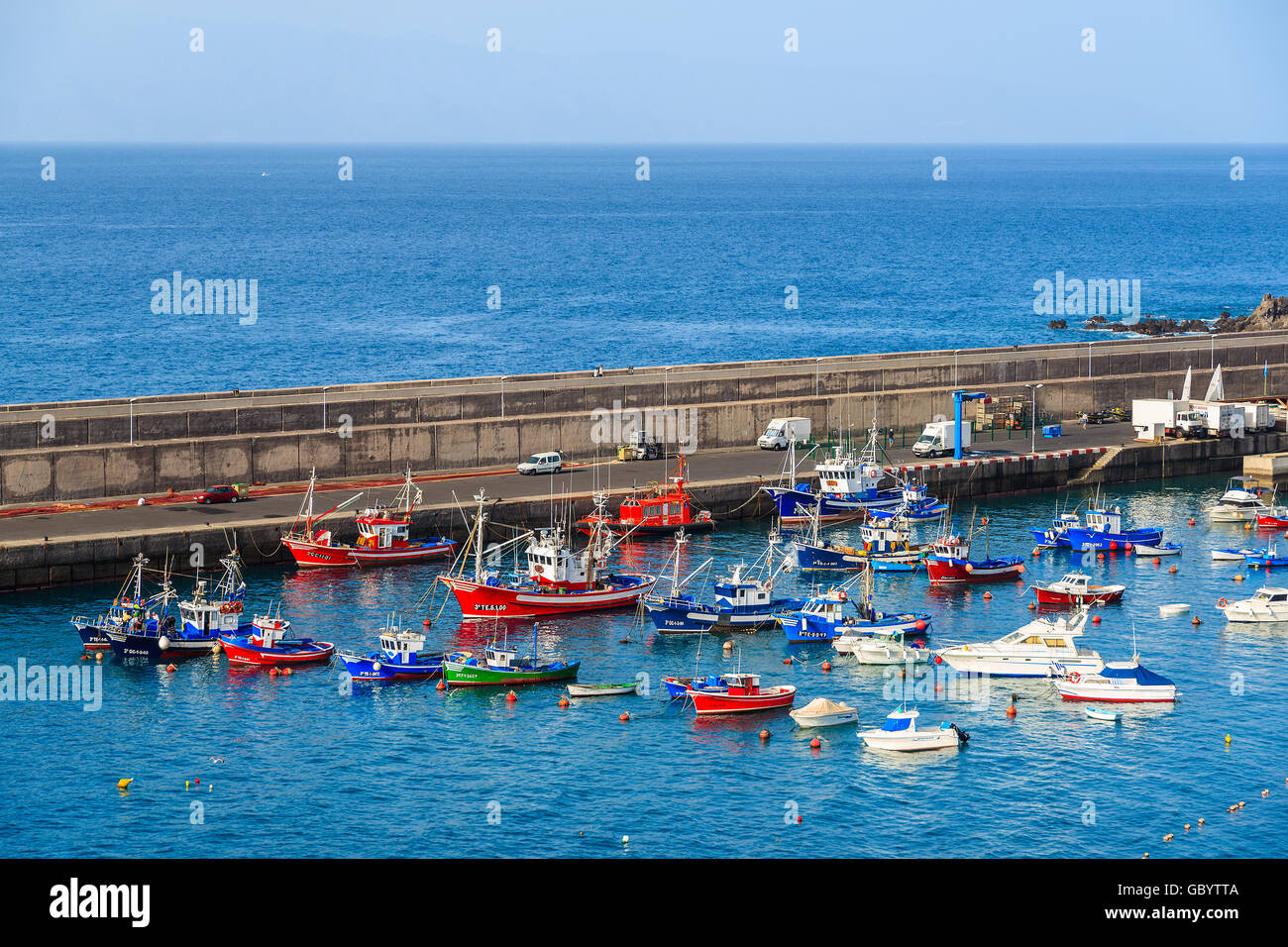 Hafen von SAN JUAN, Teneriffa - 15. November 2015: traditionelle Fischerboote in San Juan Hafen, Teneriffa, Kanarische Inseln, Spanien. Stockfoto