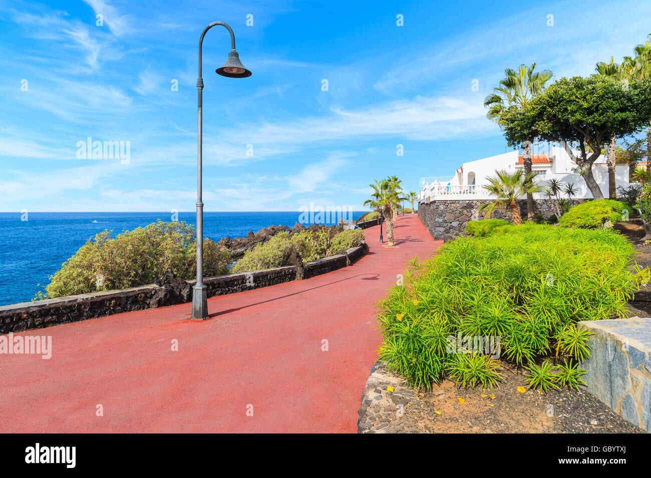 Küstenpromenade mit tropischen Pflanzen in San Juan am Meer Stadt, Teneriffa, Kanarische Inseln, Spanien Stockfoto