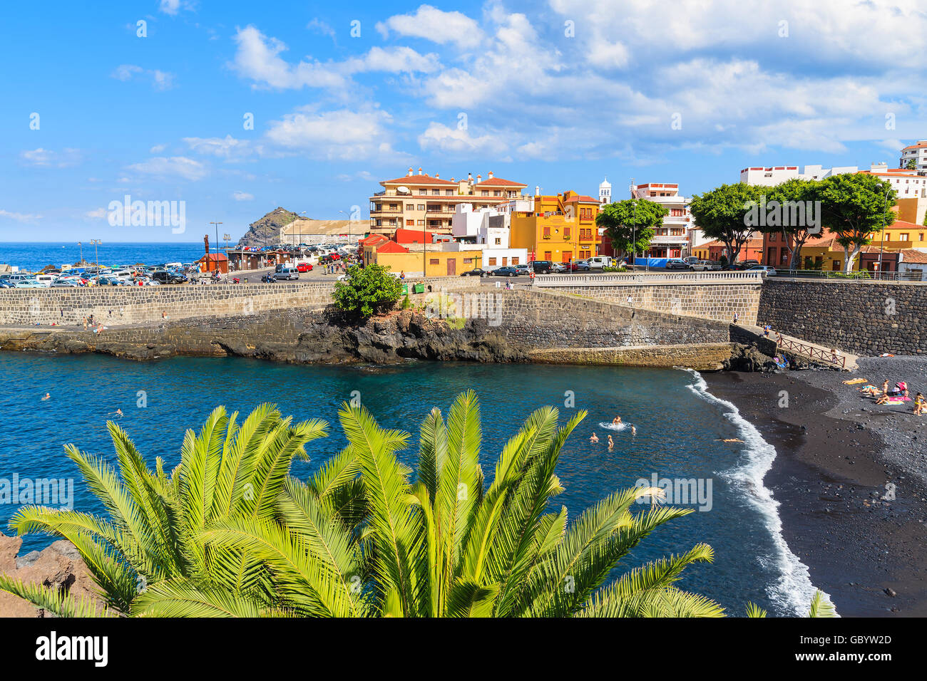 GARACHICO, Teneriffa - 15. November 2015: ein Blick auf vulkanische Strand in Garachico Stadt in der Nähe von Puerto De La Cruz, Teneriffa, Kanarische Stockfoto