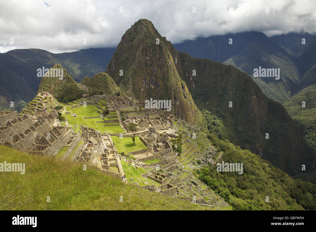 Menschen besuchen verlorene Inka Stadt Machu Picchu in der Nähe von Cusco in Peru. Stockfoto