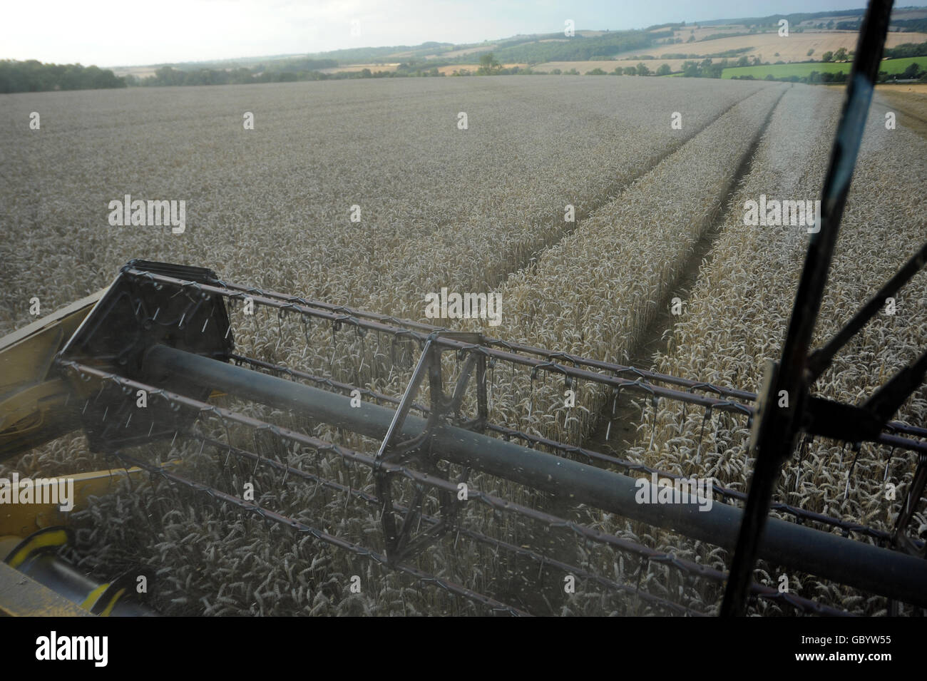 General Stock - Mähdrescher Ernten. Ein Combine Harvester macht sich auf dem Weizenfeld in East Norton in Leicestershire auf den Weg Stockfoto