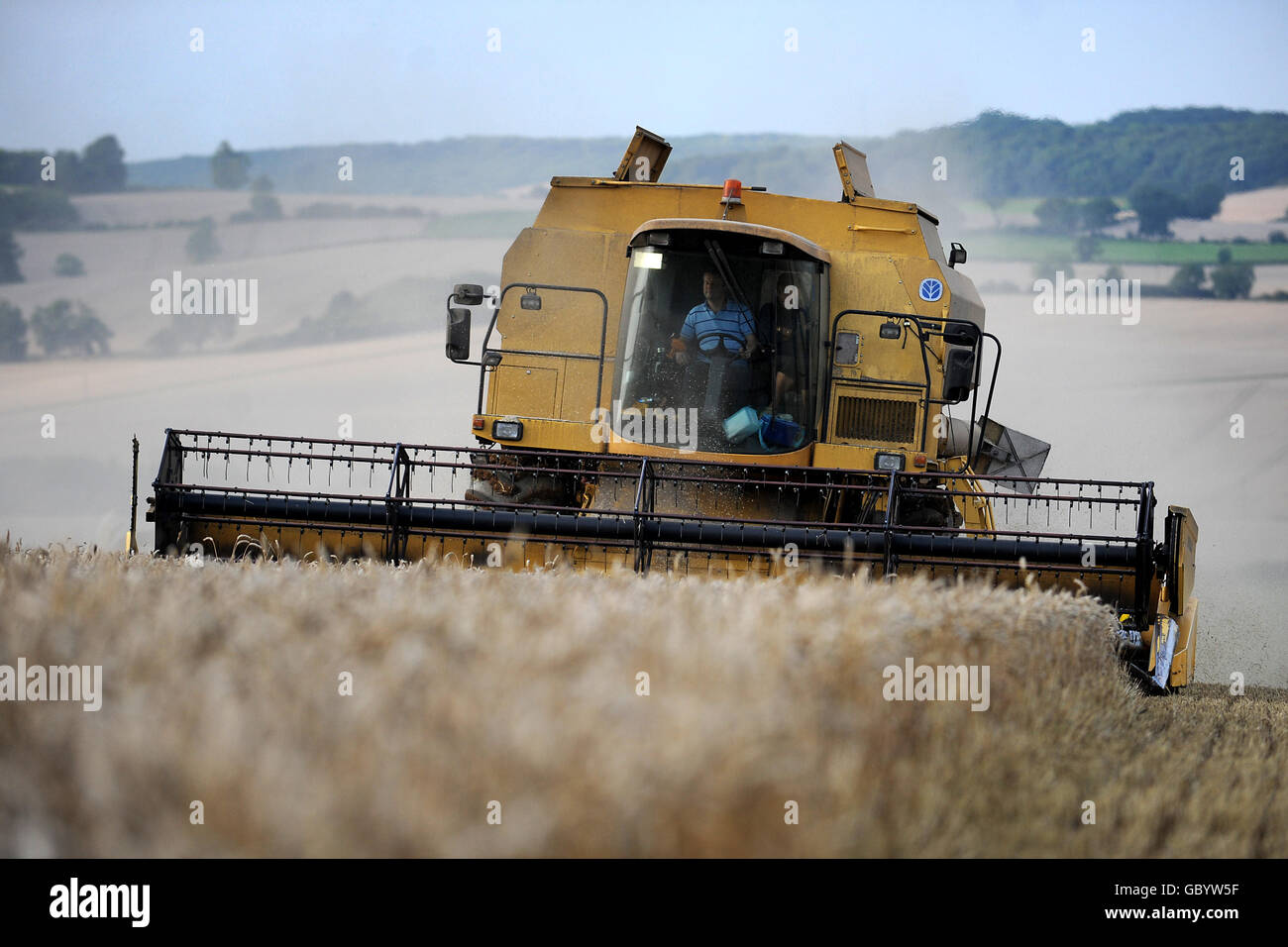 General Stock - Mähdrescher Ernten. Ein Combine Harvester macht sich auf dem Weizenfeld in East Norton in Leicestershire auf den Weg Stockfoto