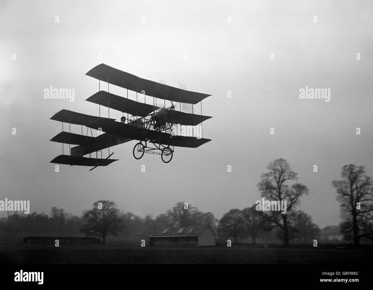 British Transport - Luft - Dreidecker - 1910. Die ehrenwerten Charles Rolls, die einen A.v.Roe Triplane I fliegen, angetrieben von einem 24 ps starken Antoinette-Motor. Stockfoto