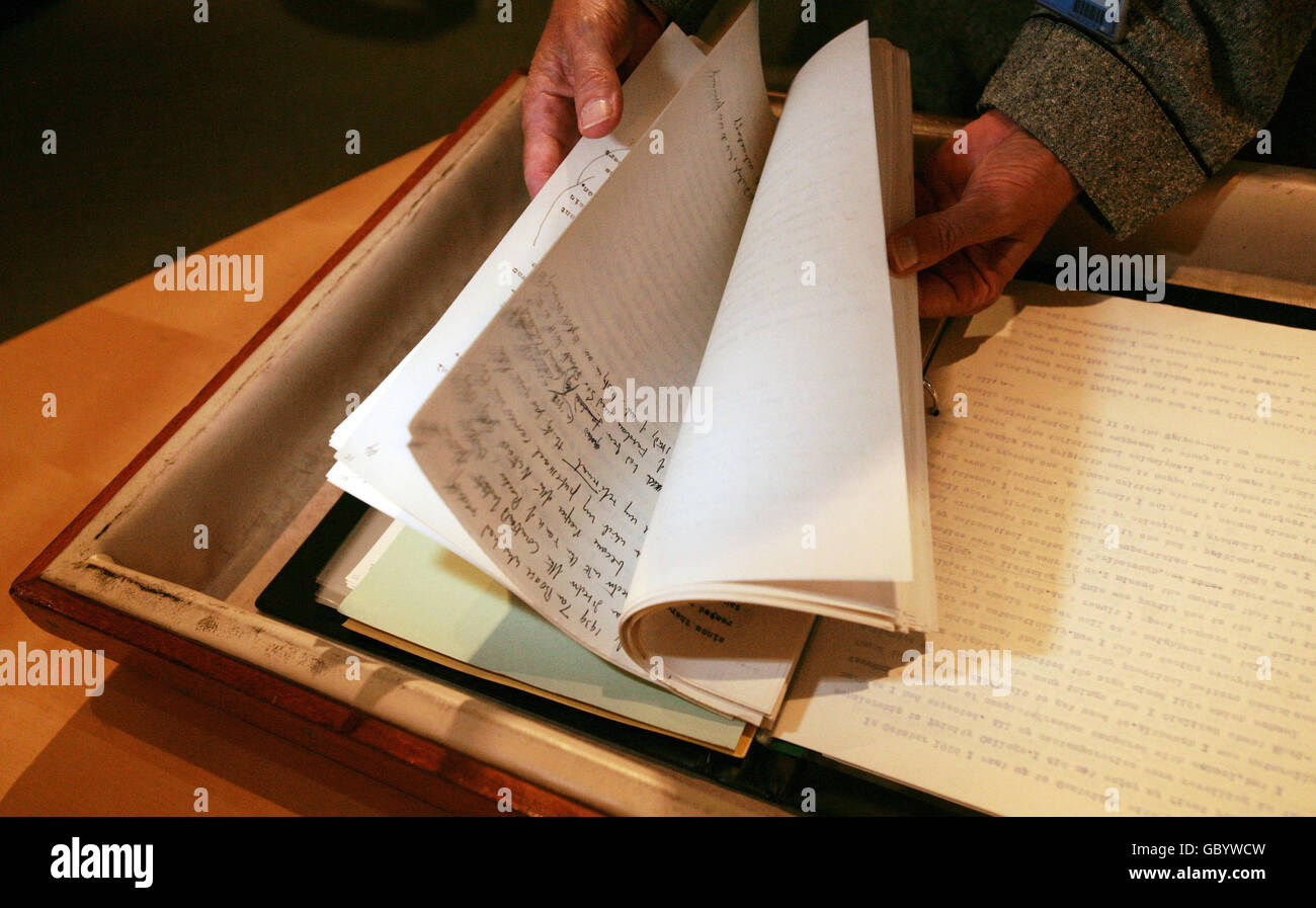 Eine Mischung aus handgeschriebenen und getippten Seiten aus den Memoiren Anthony Blunts in der British Library in London, die er nach seiner öffentlichen Enthüllung als Spion 1979 geschrieben hatte. Stockfoto