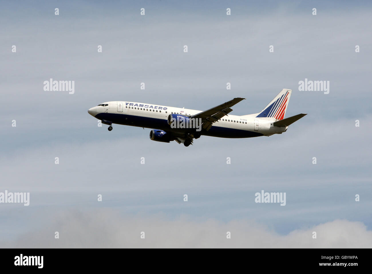 Ein Transaero Ailine Boeing 737 Flugzeug landet am Flughafen Heathrow, Middlesex. DRÜCKEN Sie VERBANDSFOTO. Bilddatum: Montag, 20. Juli 2009. Photo Credit sollte lauten: Steve Parsons/PA Wire Stockfoto