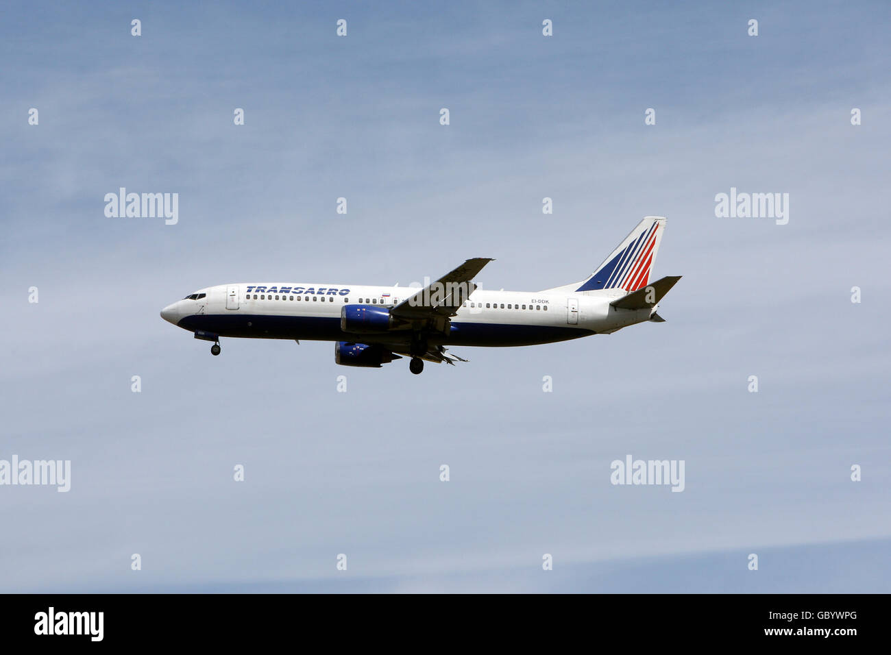 Ein Transaero Ailine Boeing 737 Flugzeug landet am Flughafen Heathrow, Middlesex. DRÜCKEN Sie VERBANDSFOTO. Bilddatum: Montag, 20. Juli 2009. Photo Credit sollte lauten: Steve Parsons/PA Wire Stockfoto
