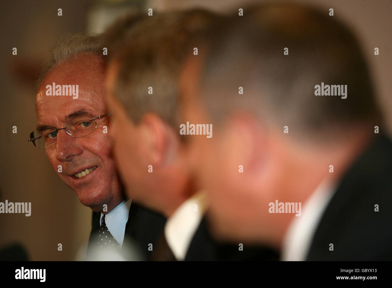 Der neue Fußballdirektor von Notts County Sven Goran Eriksson mit vorsitzender Peter Trembling und Manager Ian McParland Stockfoto