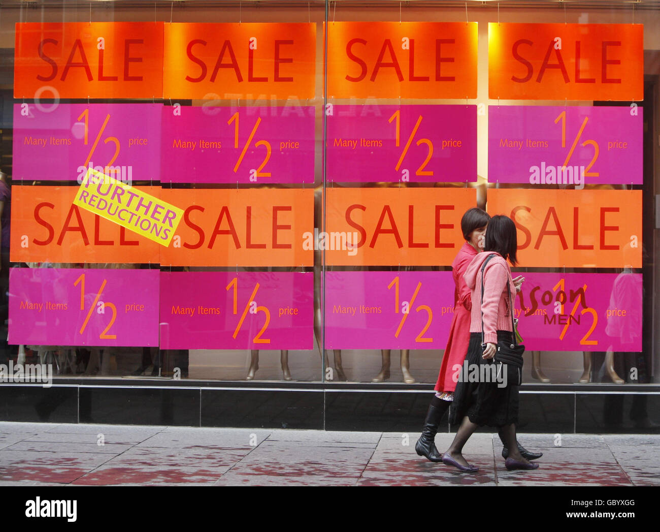 Die Käufer in der Buchanan Street in Glasgow, nachdem sich die Einzelhandelsumsätze in Schottland im vergangenen Monat nach den schlechtesten Zahlen seit fast neun Jahren erholt hatten, zeigten heute Statistiken. Stockfoto