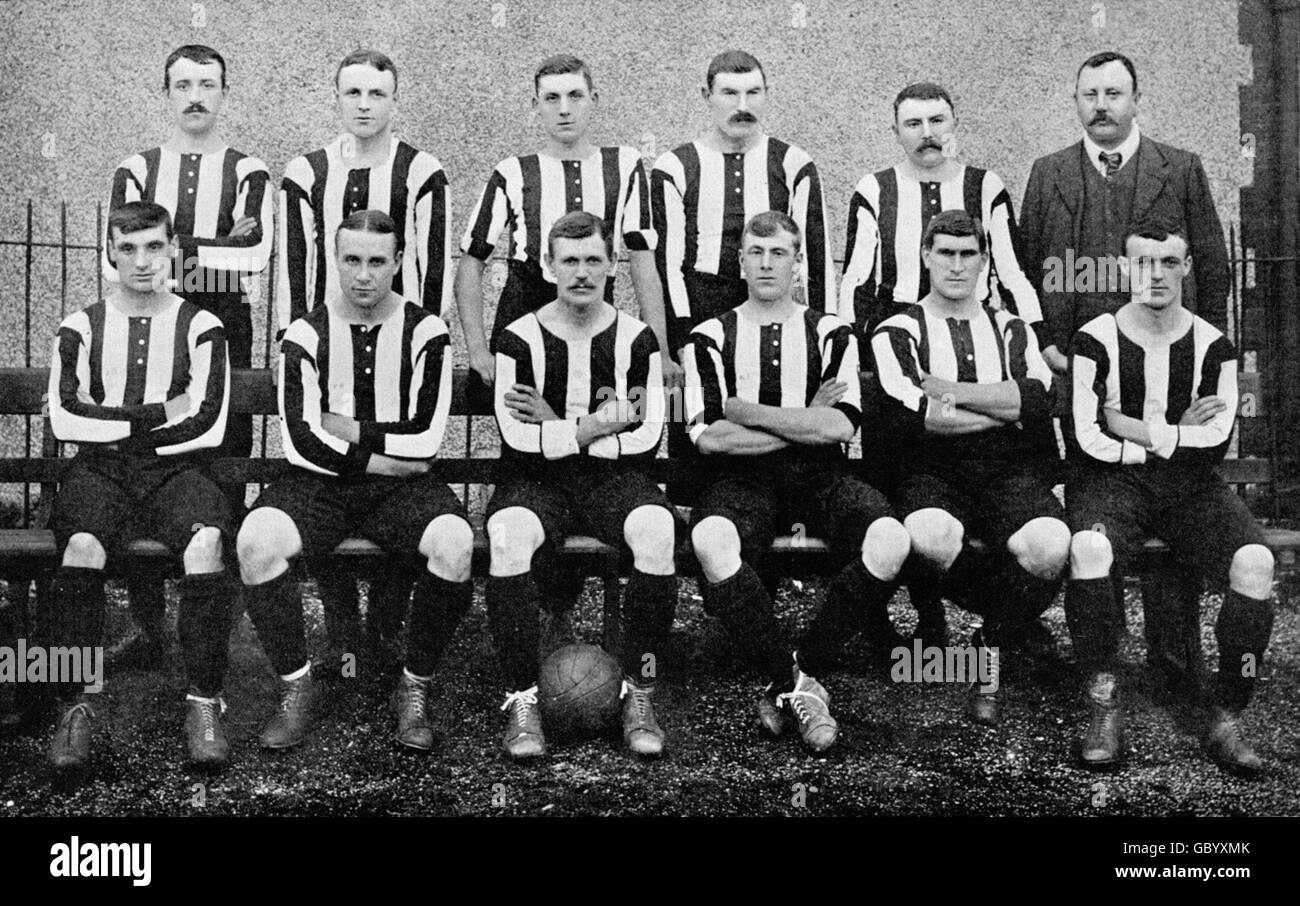 Notts County Fußballmannschaft. Hintere Reihe, von links nach rechts; Samuel Robertson, E Wright, Teddy Emberton, Matt Reilly, Jock Montgomery, TE Harris (Sekretär). Vordere Reihe, von links nach rechts; Jerry Dean, Percy Humphreys, Harry Mainman (Kapitän), Richard Fountain, Ellis Gee, Ben Craythorn. Stockfoto