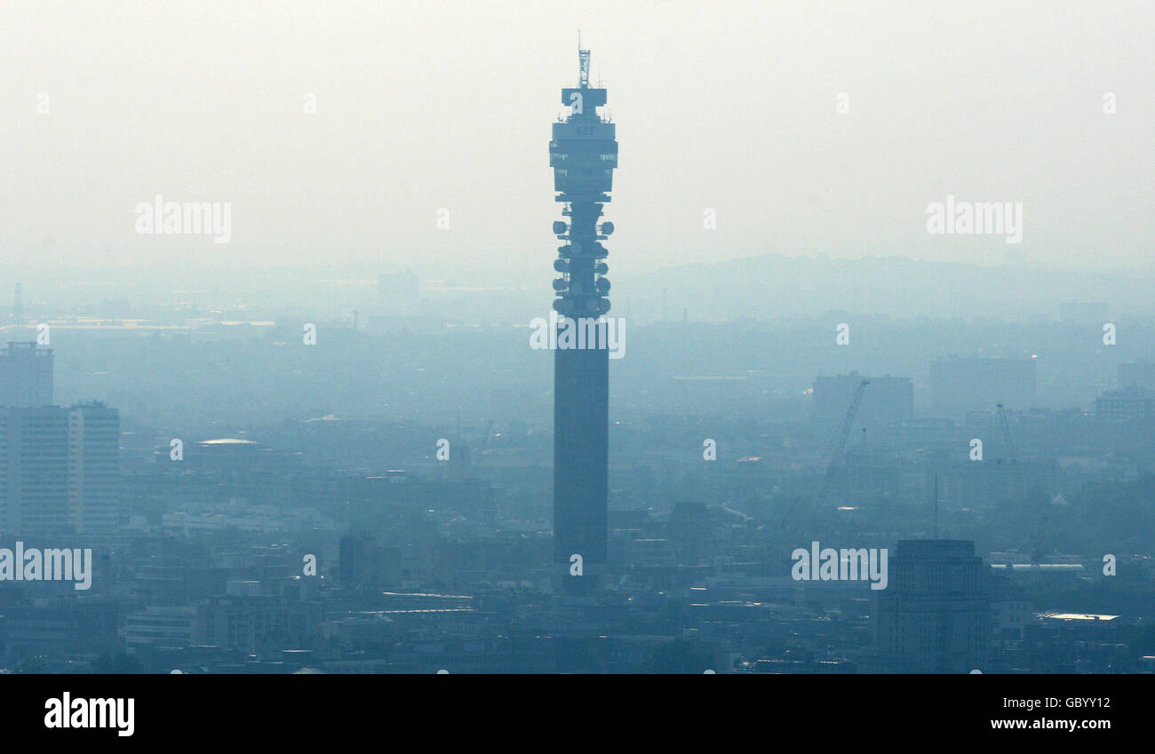 Gesamtansicht des BT Telecom Tower, im Zentrum von London, von der Spitze des Swiss Re-Gebäudes, auch bekannt als "The Gherkin" Stockfoto