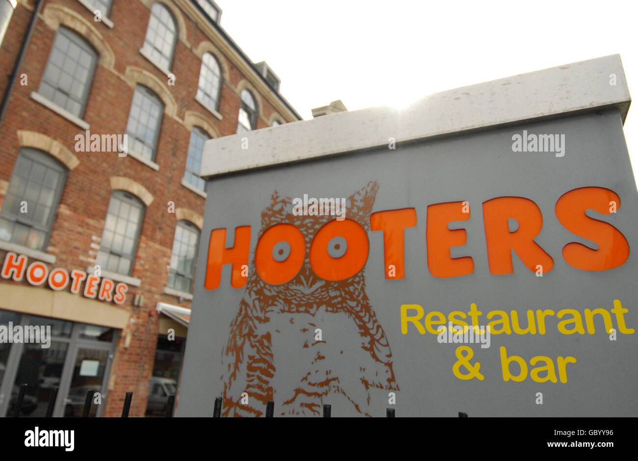 Ein allgemeiner Blick auf die Hooters Bar und das Restaurant in Nottingham Stockfoto