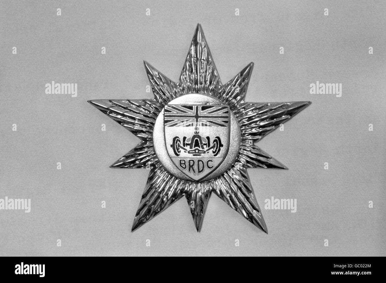 British Race Drivers Club Track Star. Die erste vom Club organisierte Veranstaltung, das BRDC 500-Mile Race, fand im Oktober 1929 in Brooklands statt und das BRDC-Abzeichen etablierte sich schnell als regelmäßiges Feature auf Overalls, die von den Club Pioneer Fahrern getragen wurden. Stockfoto