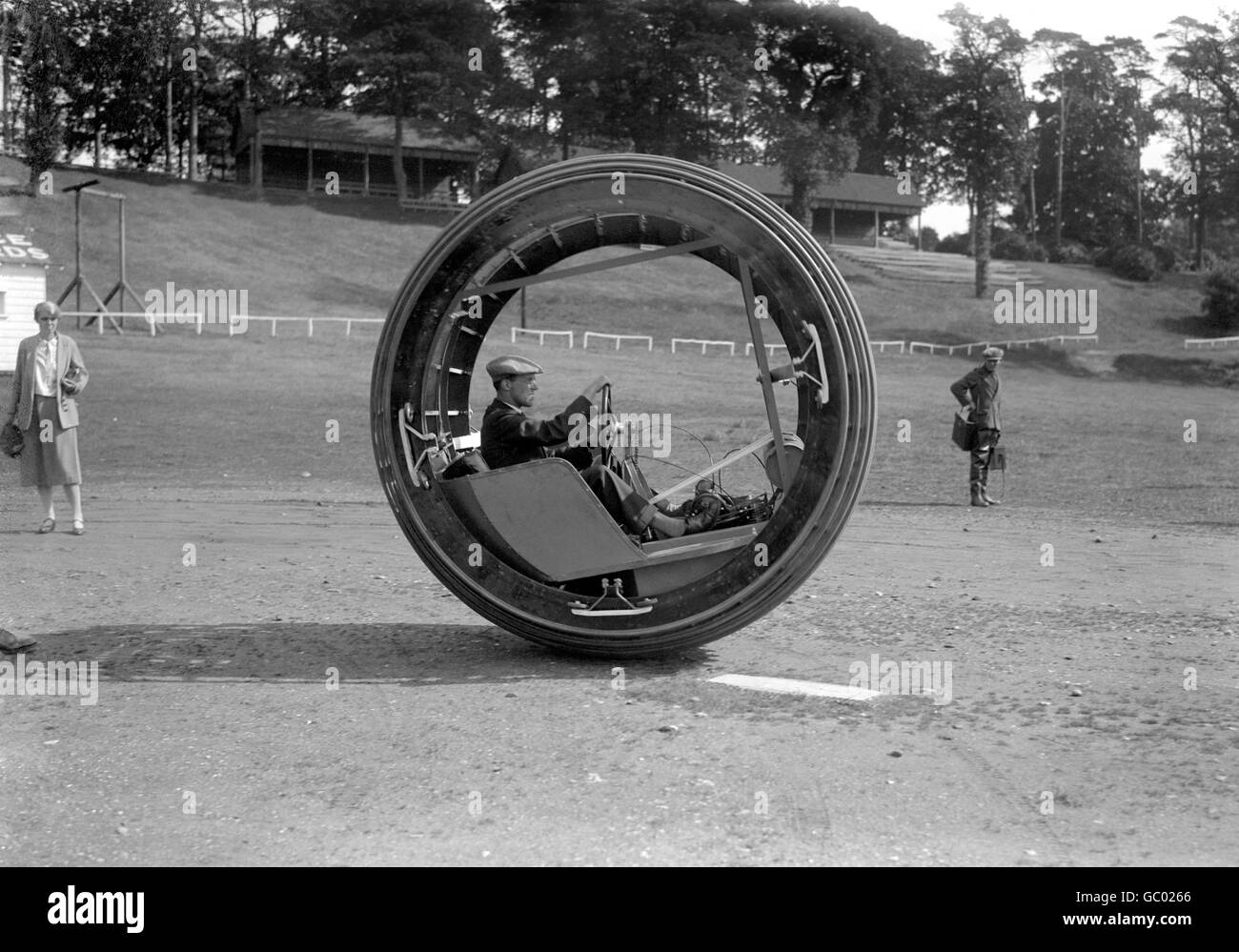 Motorsport - Dynasphere - Brooklands. Die „Dynasphere“, erfunden von Dr. JH Purves, einem Einrad-Fahrzeug mit Geschwindigkeiten von etwa 30 mph, in Brooklands. Stockfoto