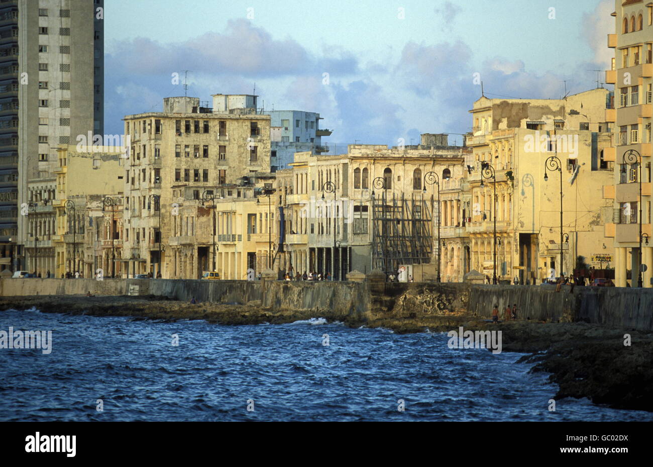 der Malecon Straße an der Küste in der alten Townl der Stadt Havanna auf Kuba in der Karibik Stockfoto