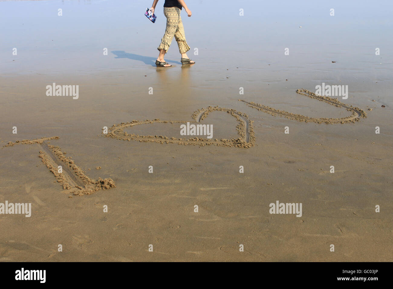 Ich liebe dich am Strand schreiben. Ich liebe U geschrieben am Strand