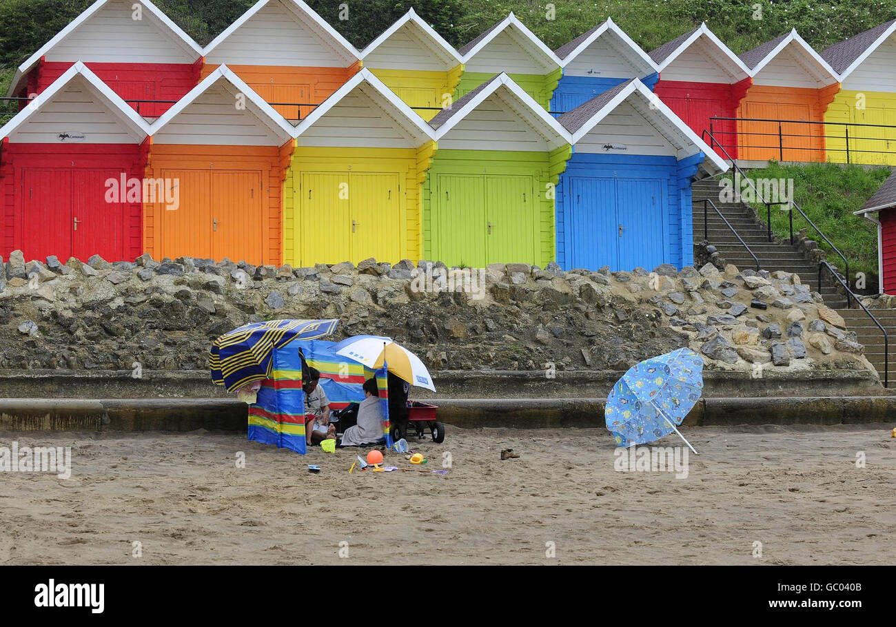 Urlauber bei starkem Regen und starkem Wind am Strand von Scarborough. Das Met Office hatte einen verregneten August vorhergesagt, im Gegensatz zu seiner früheren Erklärung im April, als es eine saisonale Prognose veröffentlichte, die Hoffnungen auf einen warmen und sonnigen Sommer mit der Behauptung auflöste, dass Großbritannien „im Widerspruch zu einem Grillsommer steht“. Stockfoto