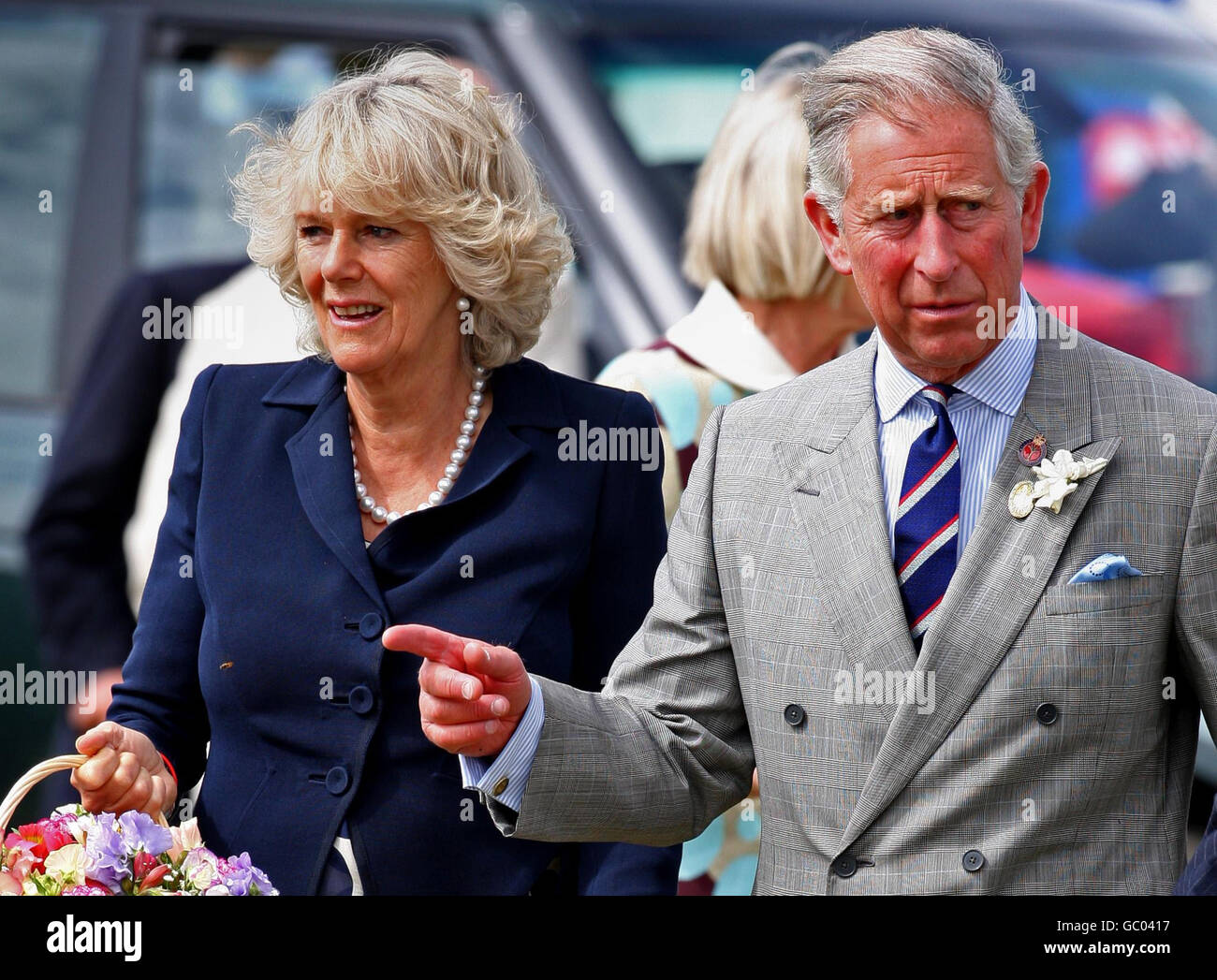 Der Prinz von Wales und die Herzogin von Cornwall kommen bei der Sandringham Flower Show auf dem Anwesen der Königin in Norfolk an. Stockfoto