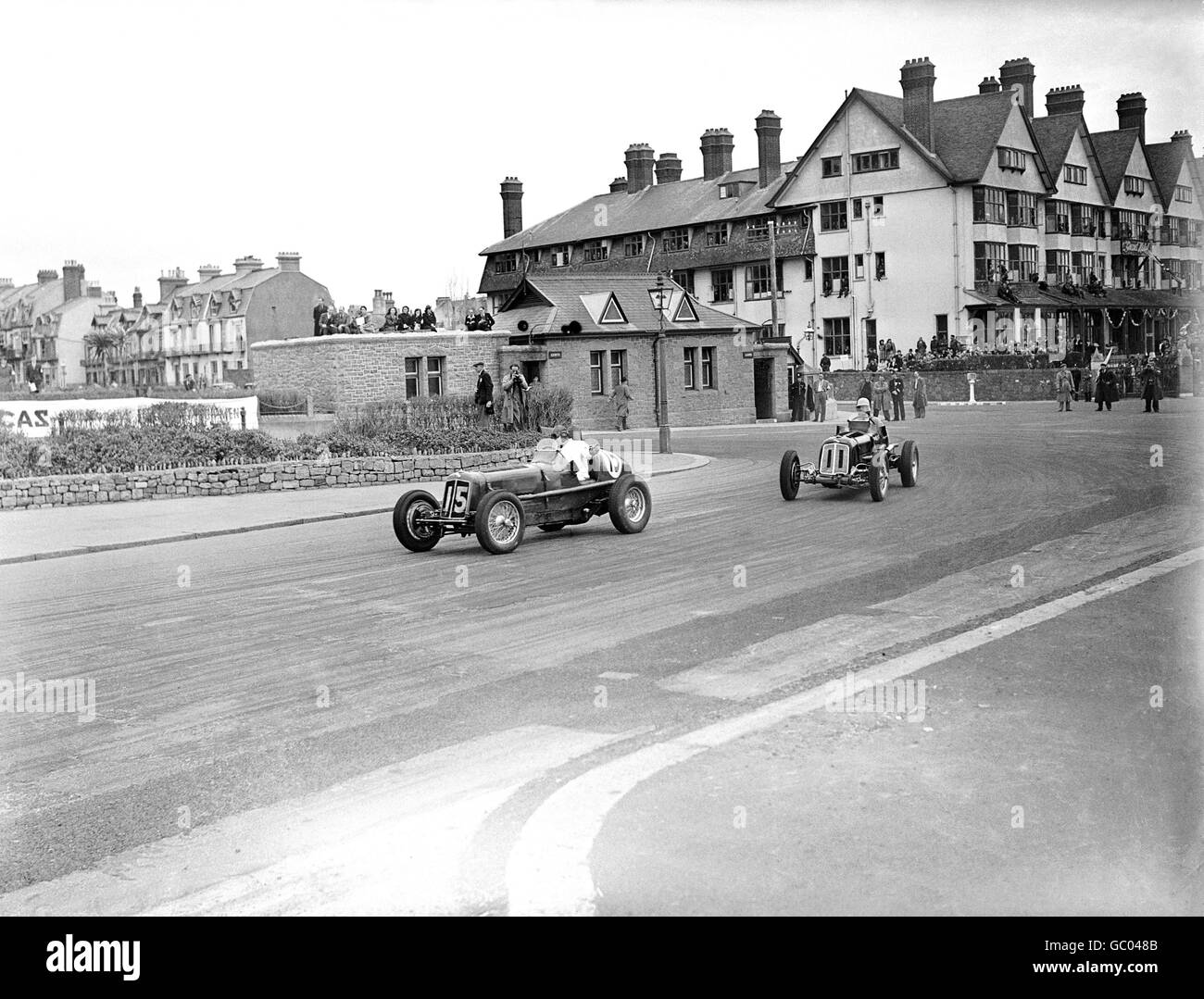 (L-R) Leslie Brooke (ERA B) führt Raymond Mays (ERA D-Type R4D) durch die Straßen von St. Helier Stockfoto