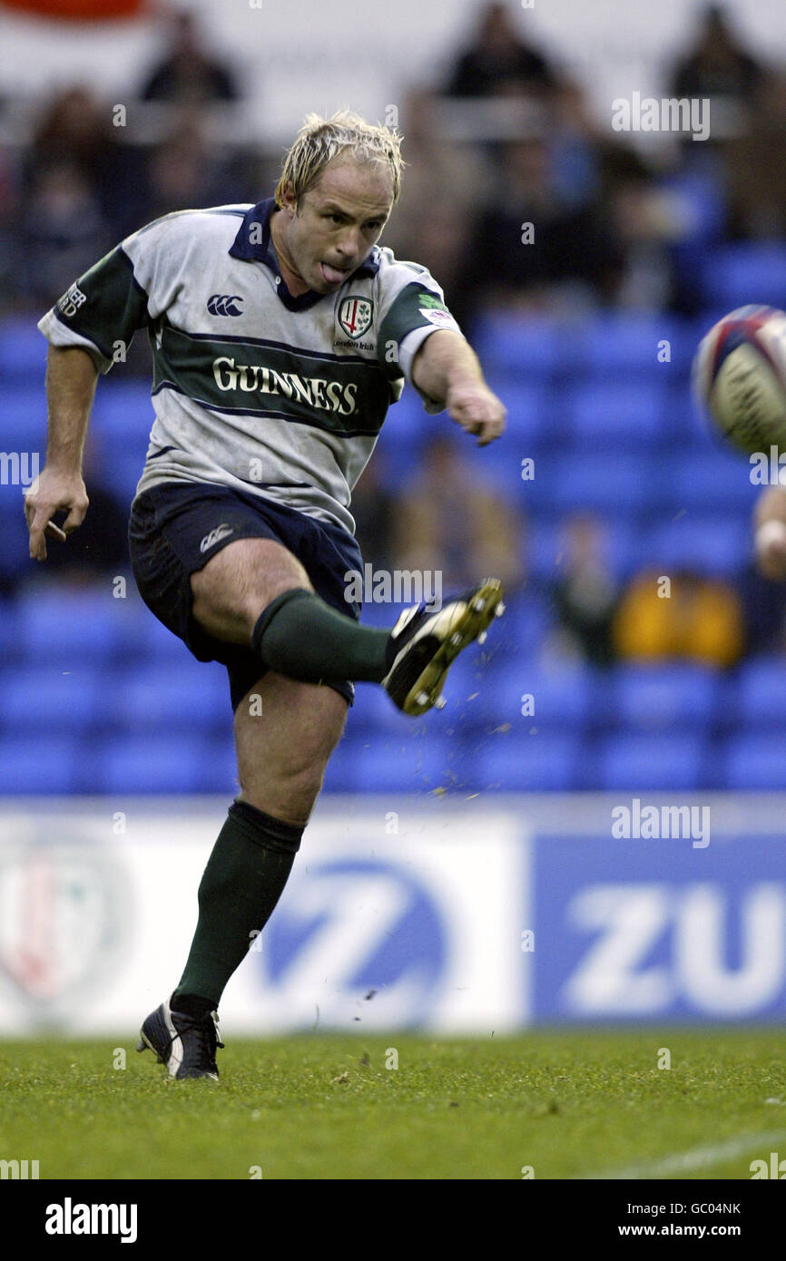 Rugby Union - Zurich Premiership - London Irish / Worcester Warriors. Der Londoner Iren Mark Mapletoft macht den Ball frei Stockfoto