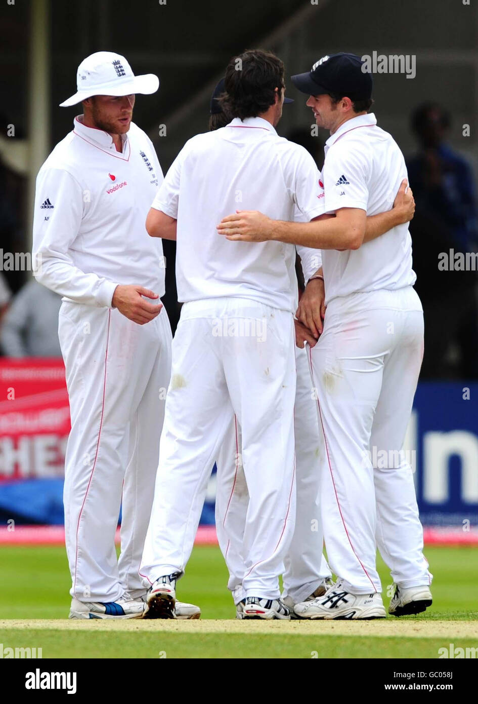 Englands James Anderson (rechts) und Graham Onions mit Andrew Flintoff beim dritten Test in Edgbaston, Birmingham. Stockfoto