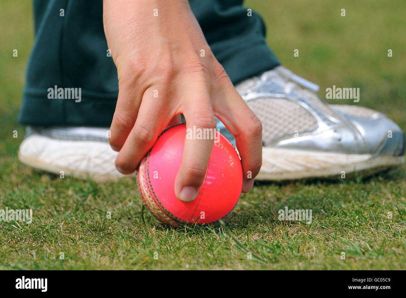 Cricket - The NatWest Women's Series - Fourth One Day International - England / Australien - Wormsley Cricket Ground. Während des Spiels wird ein rosafarbener Cricket-Ball aufgenommen Stockfoto