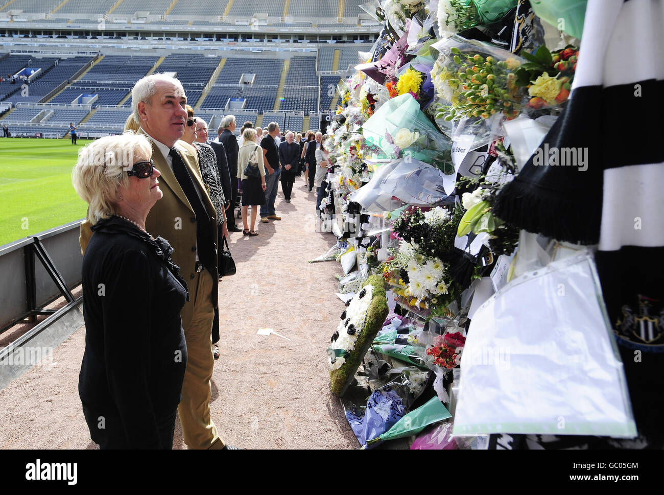 Lady Elsie Robson, die Witwe von Sir Bobby Robson, schaut zusammen mit ihrem Sohn Andrew auf die Tausenden von Ehrungen an ihren Mann, die am Wochenende im St James Park, der Heimat von Newcastle United, hinterlassen wurden. Stockfoto