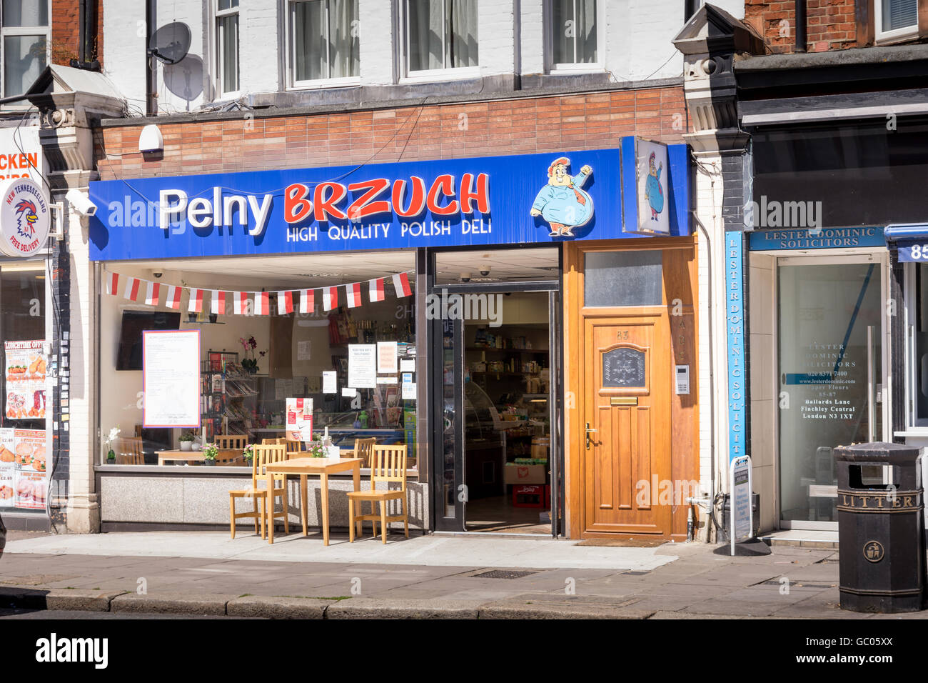 Vorderansicht des polnischen Supermarkt/Feinkost in britischen High Street. Vororte von London Stockfoto