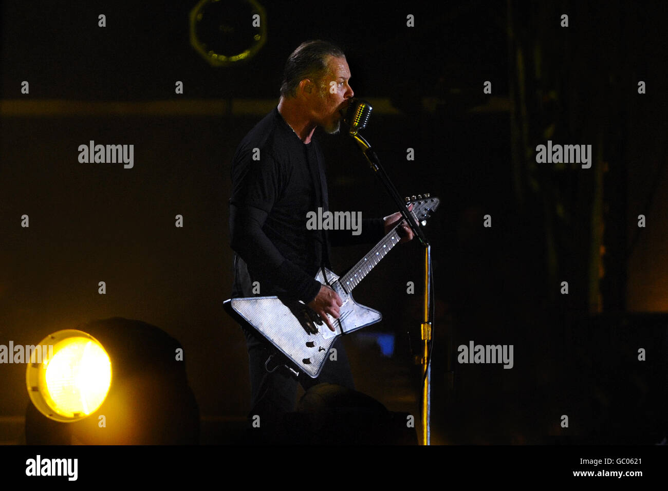 James Hetfield von Metallica spielt live auf der Bühne am 2. Tag des Sonisphere Festivals im Knebworth. Stockfoto