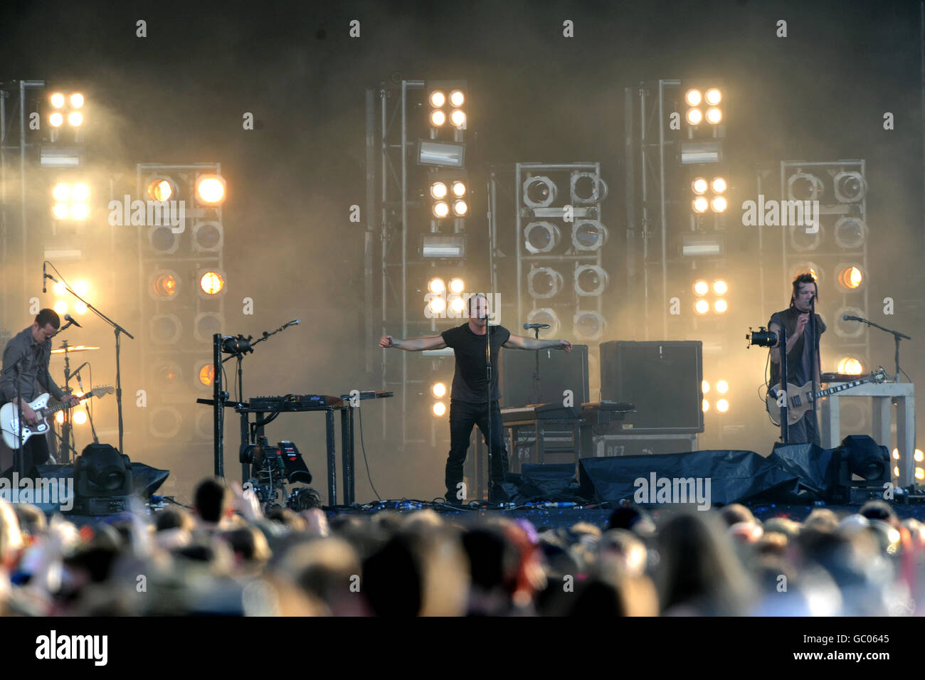 Sonisphere Festival - Knebworth. Nine Inch Nails spielen am zweiten Tag des Sonisphere Festivals im Knebworth live auf der Bühne. Stockfoto