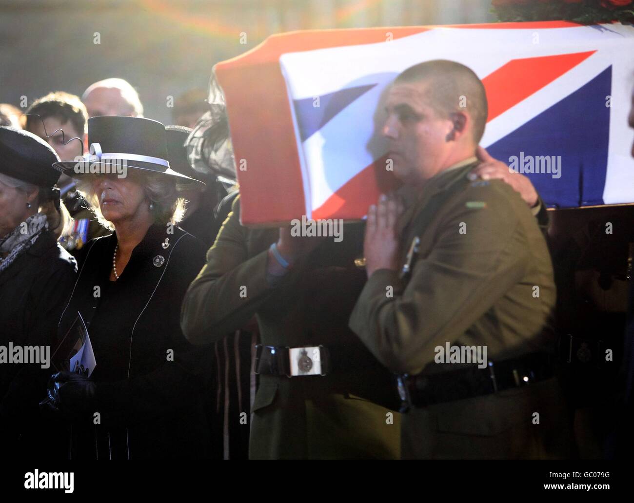 Die Herzogin von Cornwall (links) sieht so aus, als der Sarg des Veteranen des Ersten Weltkriegs, Harry Patch, in die Wells Cathedral in Somerset getragen wird. Stockfoto