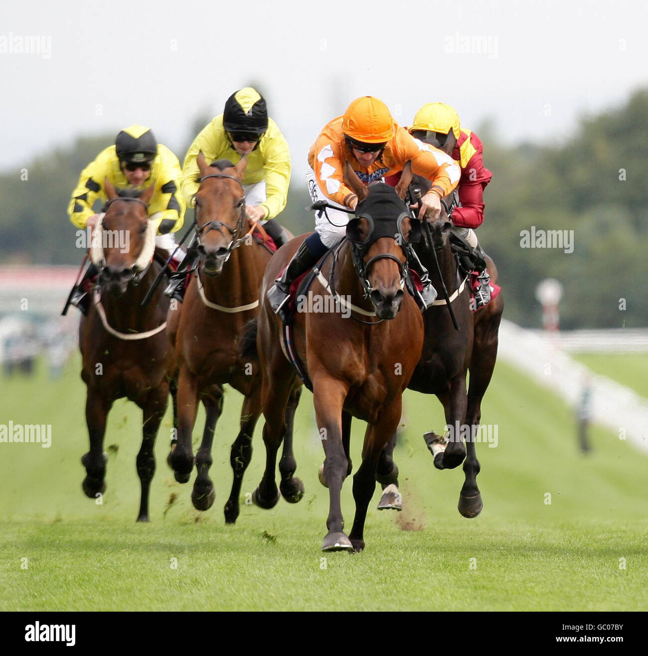 Sarasota Sunshine (links) riden von N Callan gewinnt die netflights.com Handcap Stakes während Saints RLFC Raceday auf Haydock Park Racecourse. Stockfoto